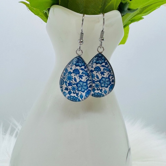 Blue and White Floral Pattern Glass Cabochon Design Earrings - Picture 3 of 4